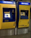 Twee verschillende kaartautomaten van de NS