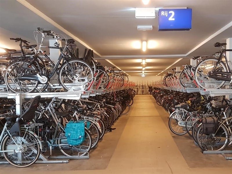 ProRail doet een onderzoek naar de brandgevaren en risico's door elektrische tweewielers in fietsenstallingen. (Foto: Treinenweb)