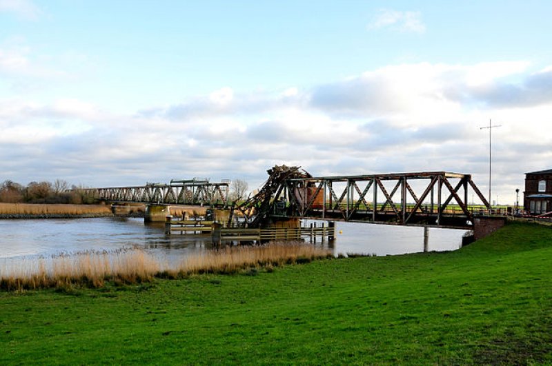 De beschadigde Friesenbr�cke die vervangen wordt door een draaibrug (Foto: Jan Oosterhuis)