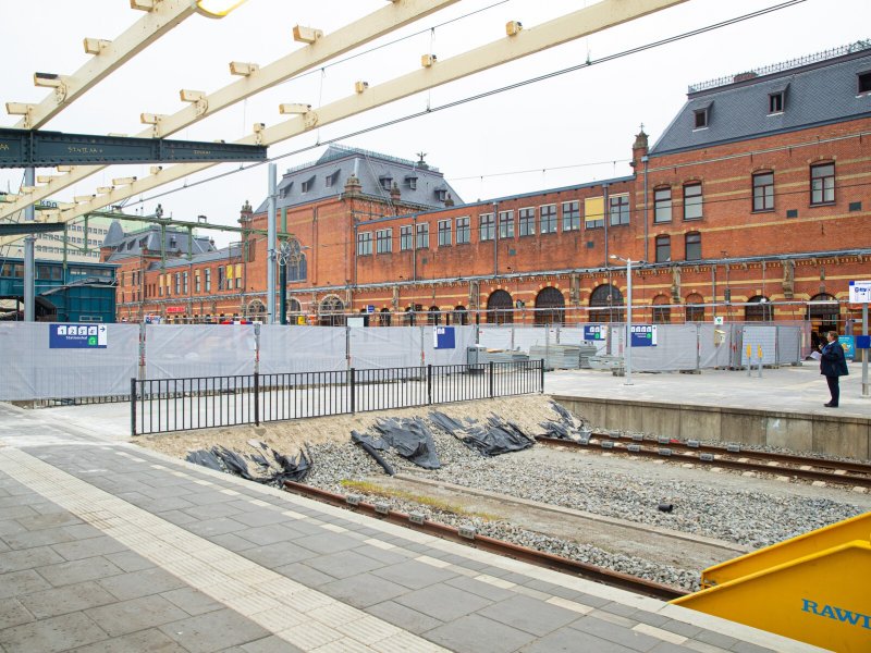 Het station van Groningen waar de werkzaamheden duidelijk op te merken zijn. (Foto: � ProRail / Stefan Verkerk)
