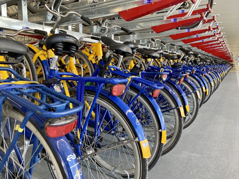 De stalling biedt plaats voor ongeveer 3.900 fietsen (Foto: NS)