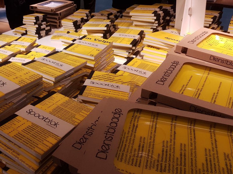 Gerecyclede notitieboekjes en dien(st)blaadjes gingen gretig over de toonbank (Foto: Clayweb / Treinenweb)