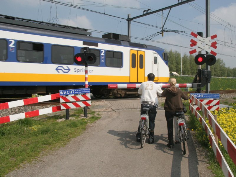 Een klassieke Sprinter passeert een overweg bij Woerden. (Foto: Patrick Rasenberg)
