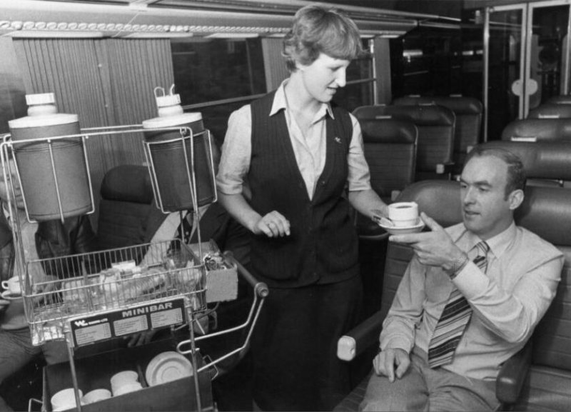 De oude koffiekar waar een cateraar van Wagon-Lits mee door de treinen liep. (Foto: E. Tappen)