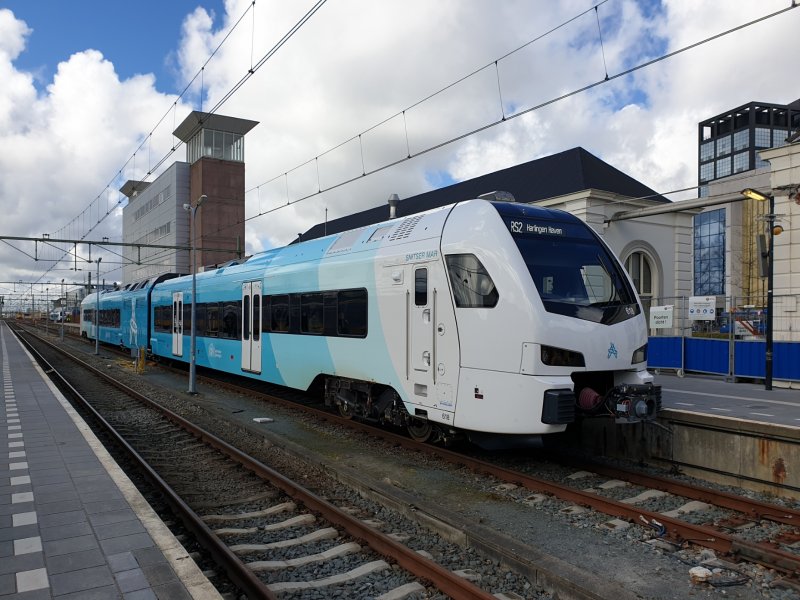 Een WINK-trein van Arriva op station Leeuwarden. Mogelijk in de toekomst met Zwolle als bestemming. (Foto: Treinenweb)