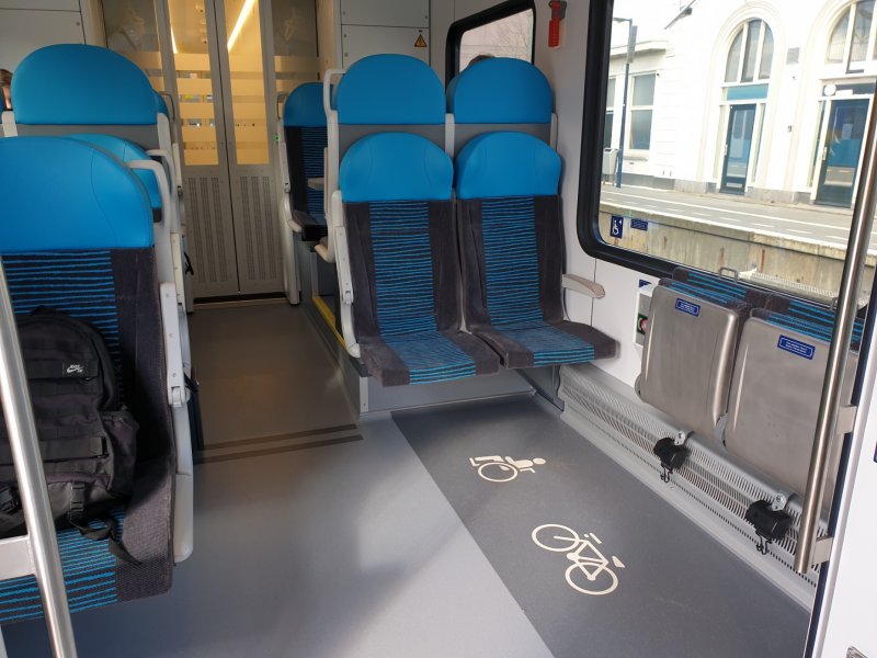 De plaatsen voor fietsen of rolstoelen.