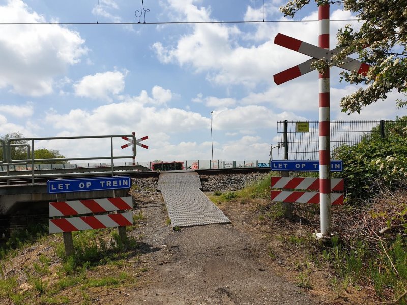 Een voorbeeld van een NABO-overweg in Bodegraven. Deze is inmiddels afgesloten en omgeleid via een loopbrug onder de spoorbrug door.  (Foto: Treinenweb)