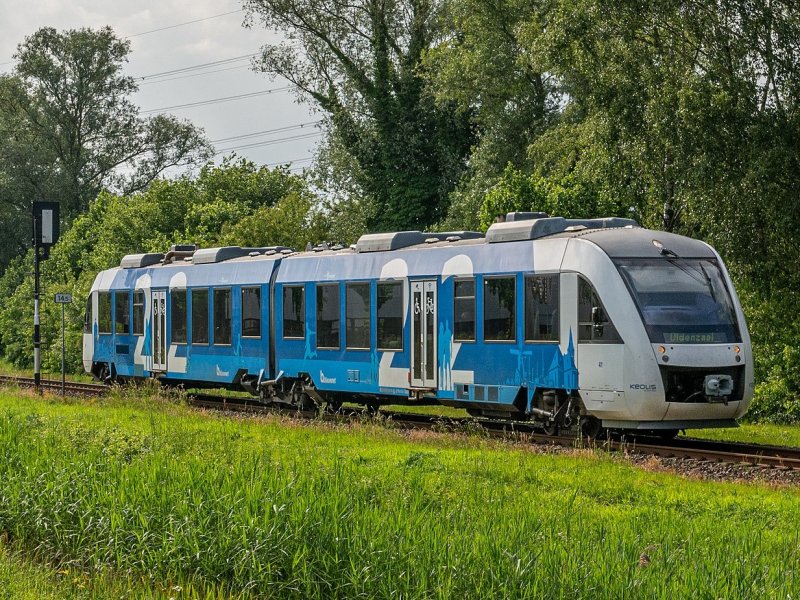 Een LINT die bij Blauwnet in het oosten van ons land rijdt. Deze stellen zijn vergeleken met vroeger nu voorzien van een toilet. (Rechten: Rob Dammers)