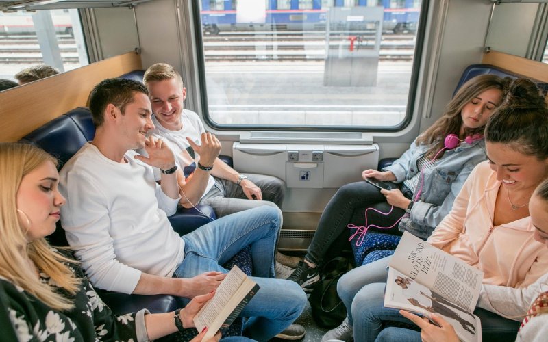 Het zitrijtuig biedt plaats voor maximaal zes personen.