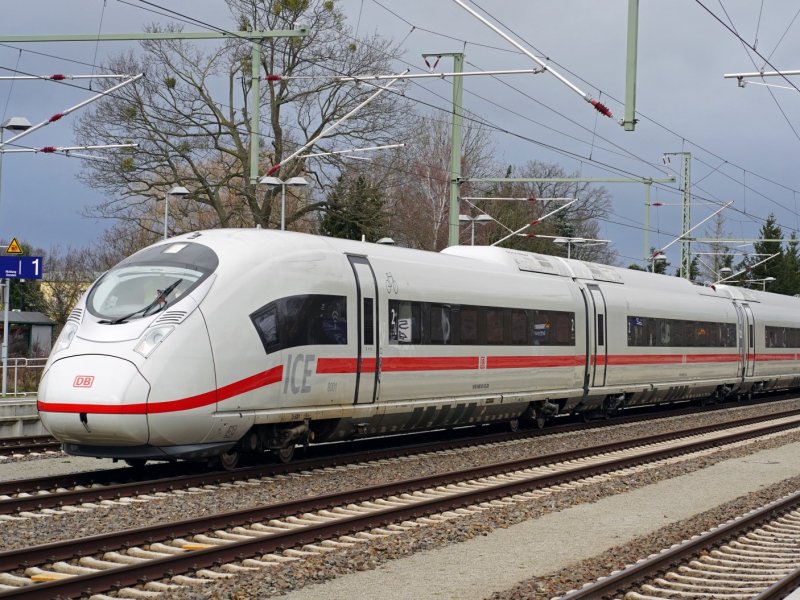 De ICE3neo die vanaf donderdag 13 juni voor het eerst in de dienstregeling naar Amsterdam wordt ingezet. (Foto: Deutsche Bahn AG / Volker Emersleben)