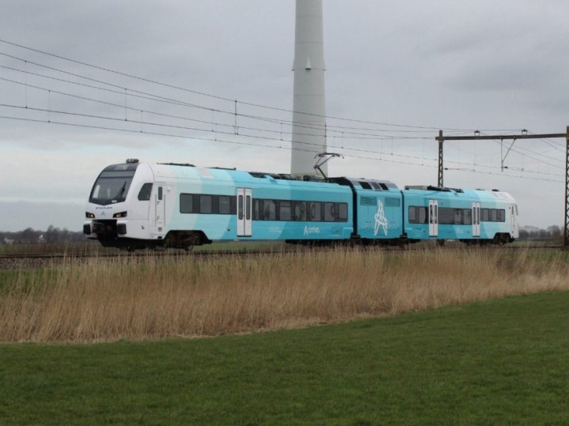 De Arriva WINK 605 is onderweg richting Mari�nberg (Foto: @Erwinstreinen (Twitter))