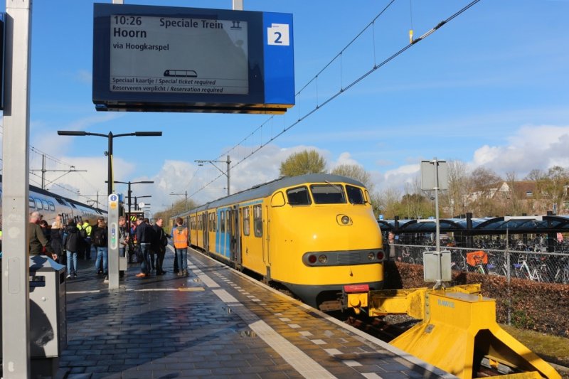 Jong en oud stonden in Enkhuizen klaar om de Diesel Drie te fotograferen. 
