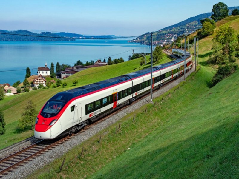 De Giruno van de SBB langs de Zugersee. (Foto: Dario H�usermann)