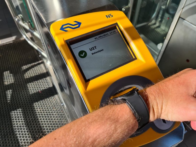 Met OVpay kan je naast een betaalpas ook met een geschikte smartwatch inchecken. (Foto: Treinenweb)