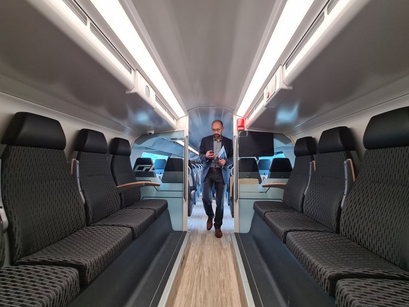 De ruimte boven het balkon is ingedeeld met stoelen in de lengte van de trein. (Rechten: Treinenweb)