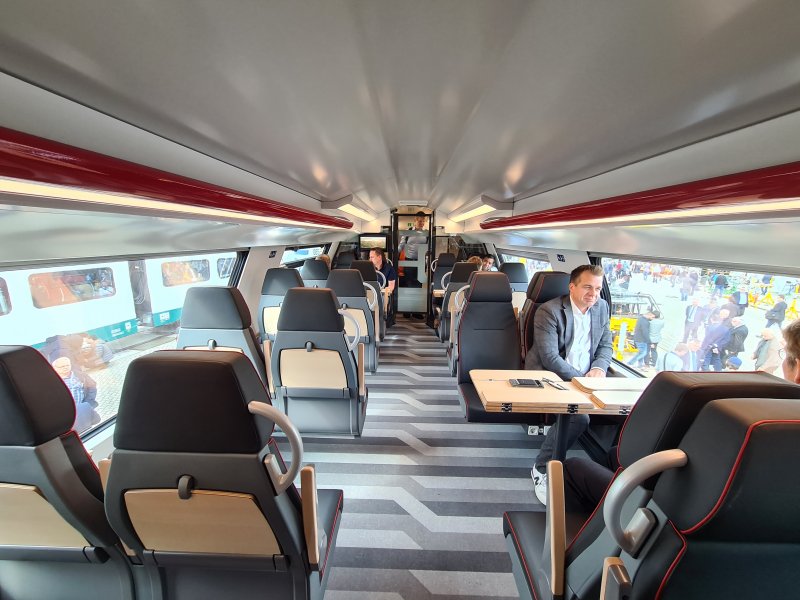 De eerste klas oogt wat luxer door de vloerbedekking, maar ook door de kunstlederen stoelbekleding. (Rechten: Treinenweb)