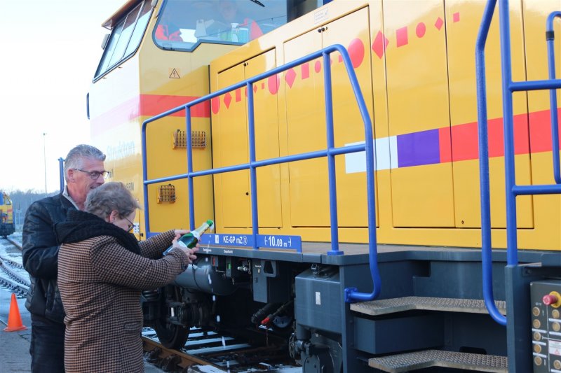 De doop van de rangeerlocomotief door Magda. (Foto: )