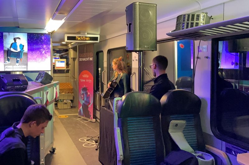 In deze eerste Groningse nachttrein vonden diverse optredens plaats. (Foto: Thomas van der Meer)