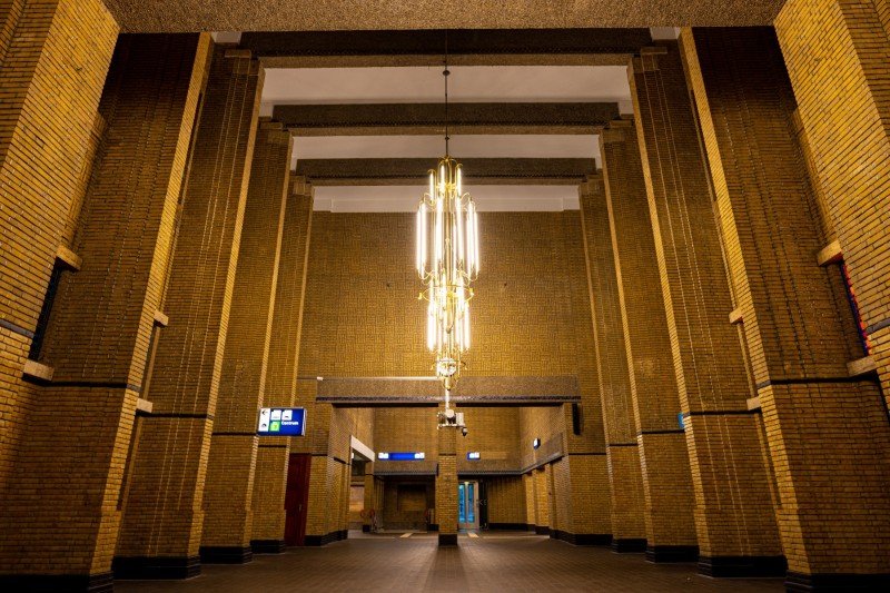De stationshaal straalt na de renovatie ook weer als vanouds. (Foto: NS)