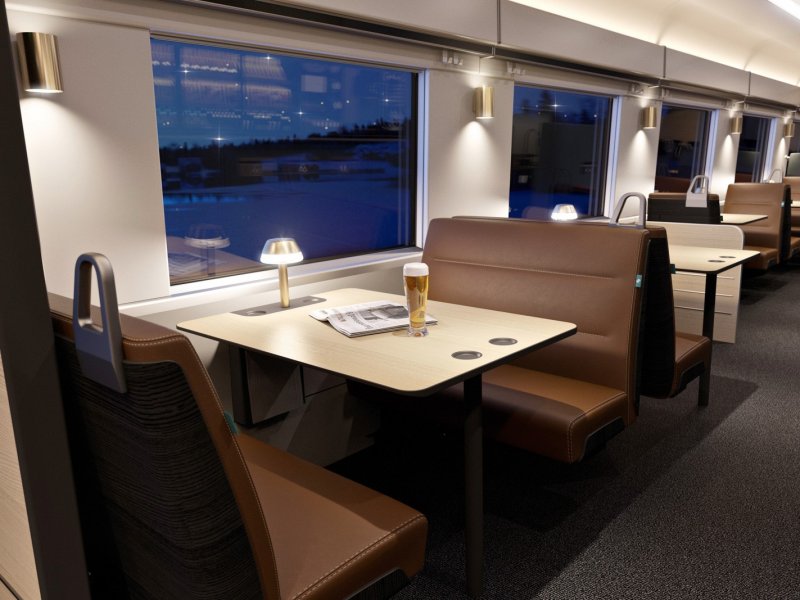 De restauratiecoup� waar reizigers kunnen genieten van een hapje en een drankje. (Foto: Stadler)