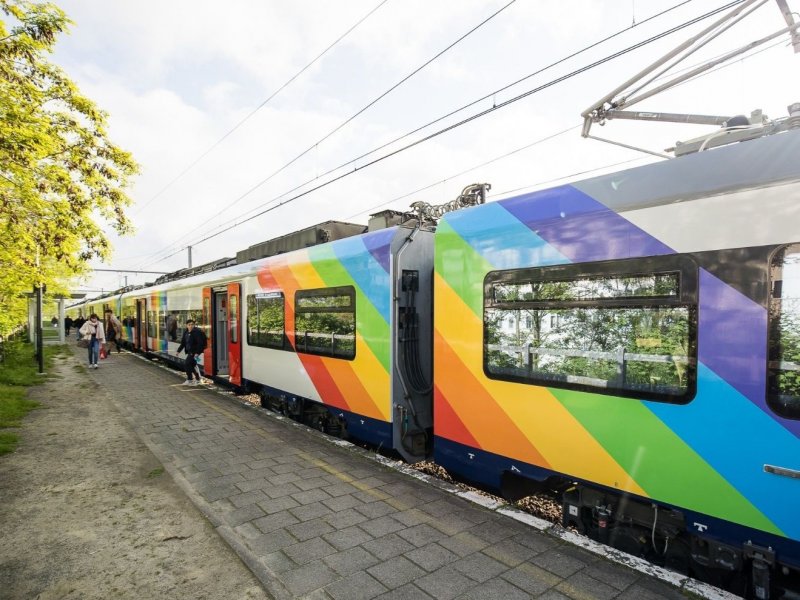 De Desiro is voorzien van regenboogkleuren. (Foto: NMBS)