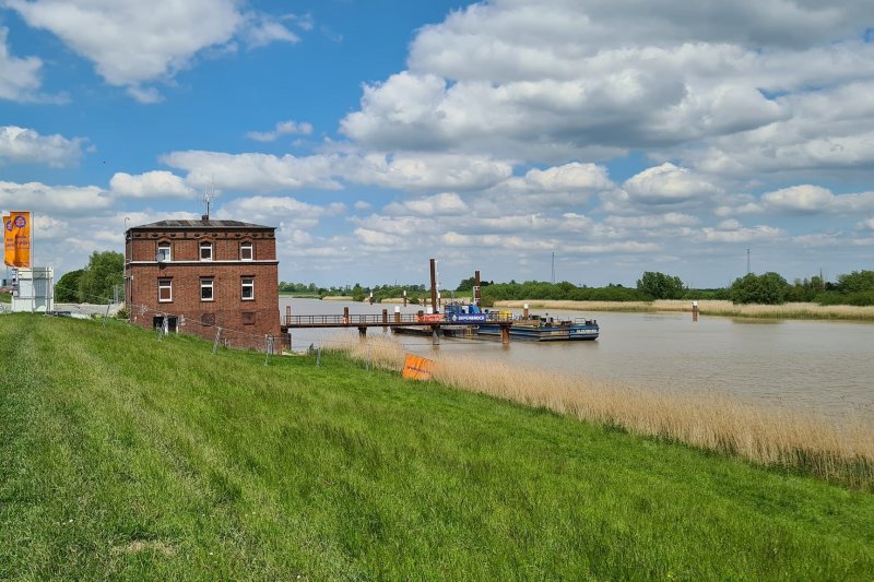 De nieuwe Friesenbr�cke die in aanbouw is. (Foto: Treinenweb)