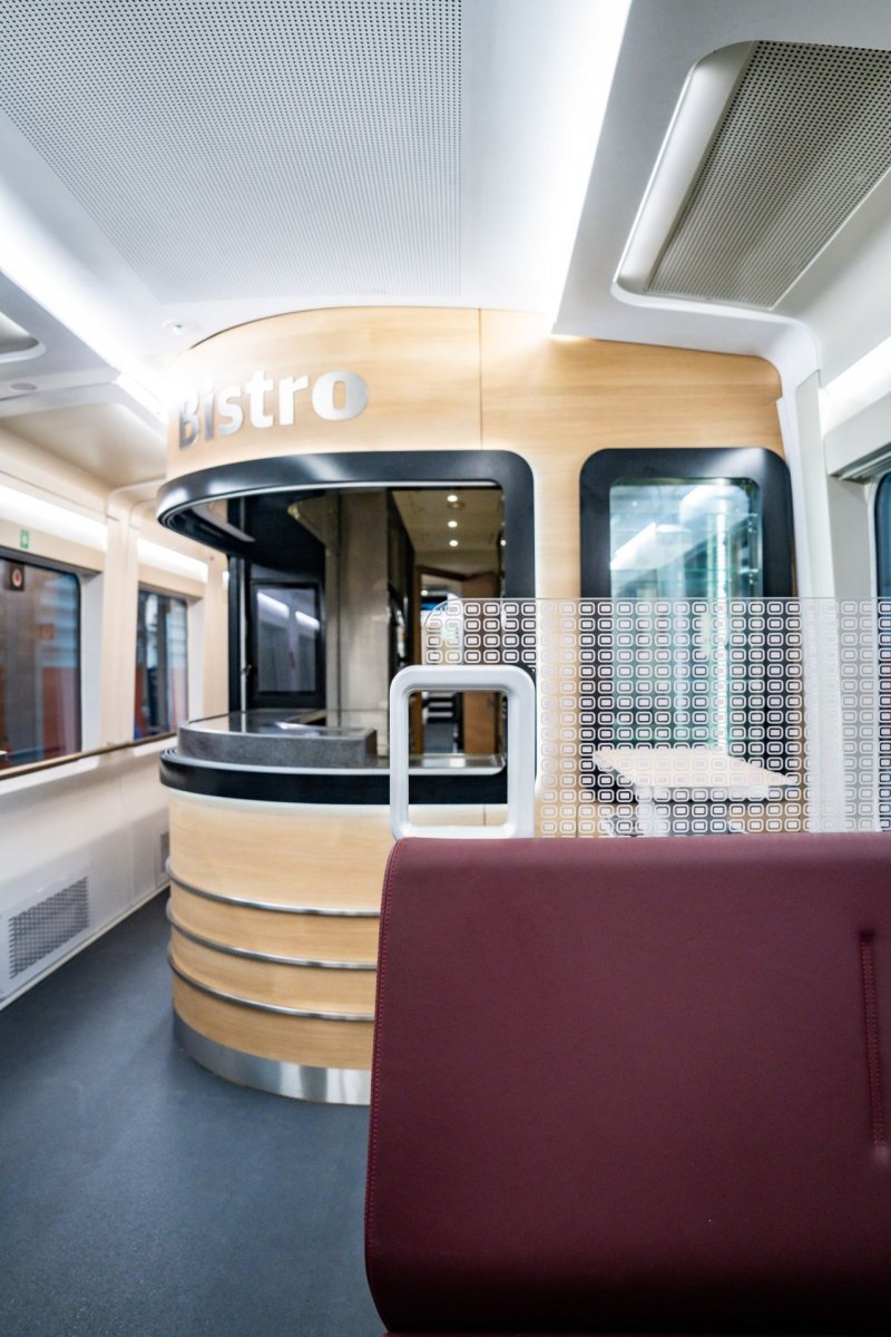 De bistro in de ICE L voor heerlijke (Duitse) versnaperingen. (Rechten: Michael Peterson)