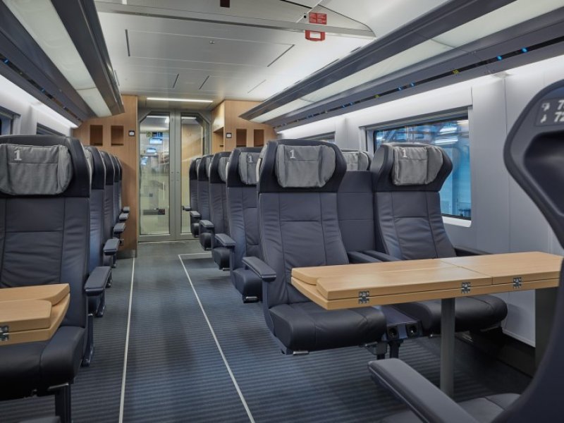 De coup� van de trein is voorzien van grote tafels. (Foto: NS)