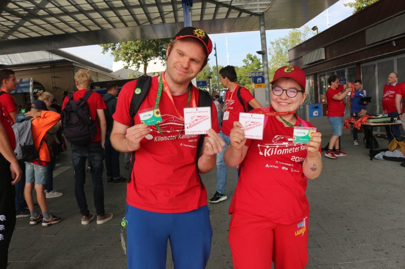 Deelnemers Thomas en Chantal deden mee en lieten zien waar de Hidden Disabilities Sunflower voor staat. (Foto: Treinenweb.nl)
