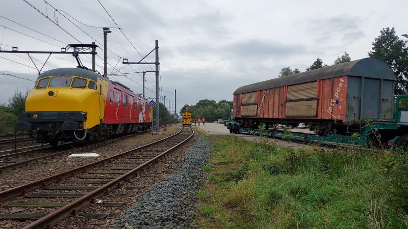 Rechts de tweede nieuwe aanwinst in een week: Een bijbehorend postrijtuig. (Rechten: Stichting 2454 CREW)