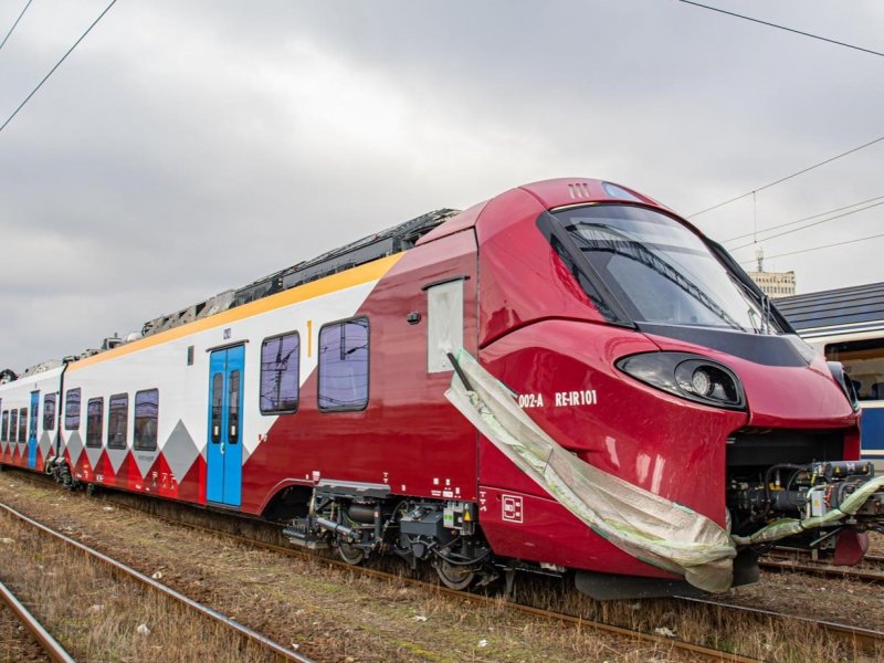 De trein werd gesleept door LTE omdat de trein nog niet toegelaten is om zelfstandig te mogen rijden. (Foto: Trenuri Rom�nia)
