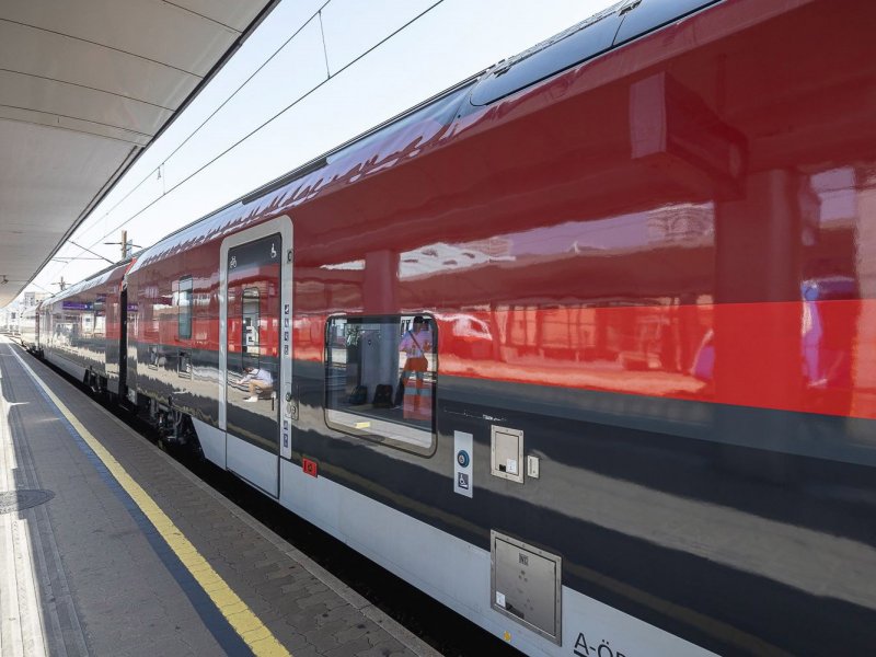 De rijtuigen zijn bordeauxrood. (Foto: Siemens Mobility / �BB)