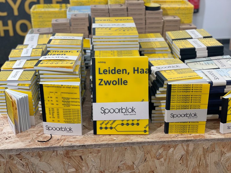 Ook zijn er schrijfblokjes met een kaft die gemaakt zijn van oude vertrekstaten. (Foto: NS)