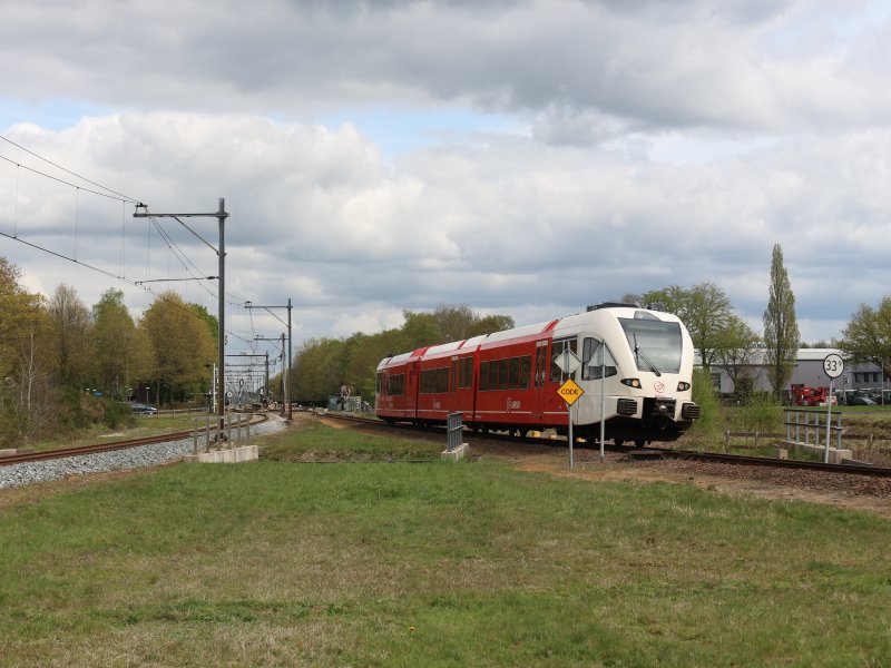 Het spoor (rechts) van Mari�nberg naar Almelo zal over enkele jaren ook worden ge�lektrificeerd. (Foto: Treinenweb)
