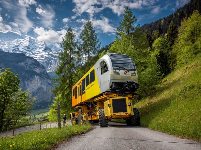 Op speciale tractoren worden de nieuwe treinstellen voor de BLM naar de spoorlijn vervoerd. (Foto: Stadler Rail)