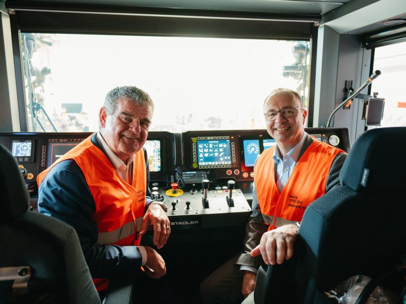 De bediening vind plaats vanuit de cabine. (Foto: Stadler Rail)