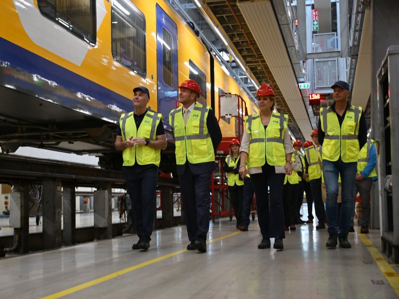 Het Koninklijk werkbezoek vond plaats in de werkplaats Watergraafsmeer in Amsterdam. (Foto: NS)