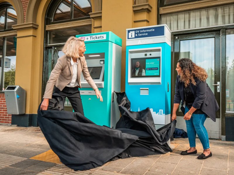 De videohulpzuil op station Winschoten die feestelijk werd gepresenteerd. (Foto: Arriva)