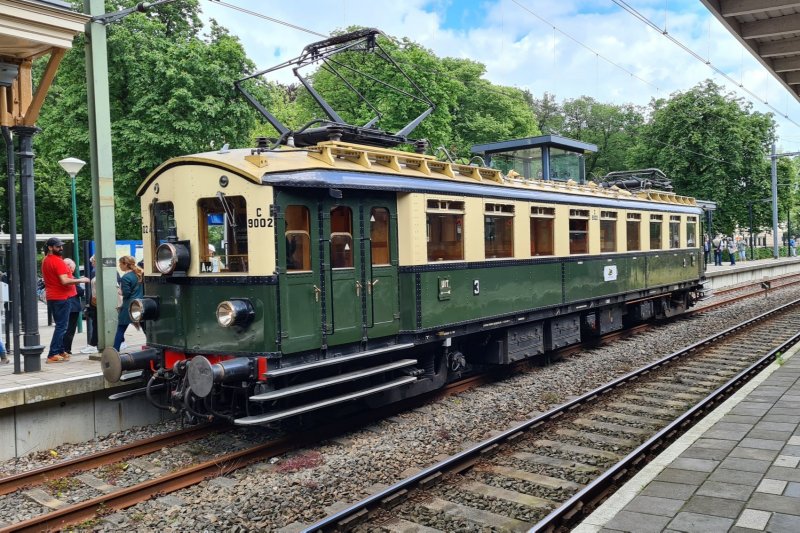 De Stichting 2454 CREW had ook hun 100 jaar oude Blokkendoos motorstel meegenomen. (Foto: Treinenweb.nl)
