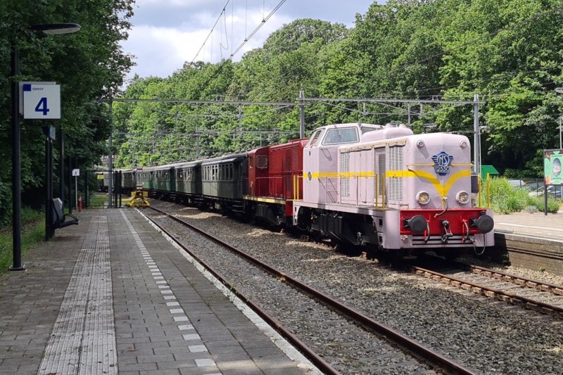 De diesellocomotief 2530 van de VSM die de pendeltrein reed. De stoomlocomotief bevond zich daarachter. (Foto: Treinenweb.nl)