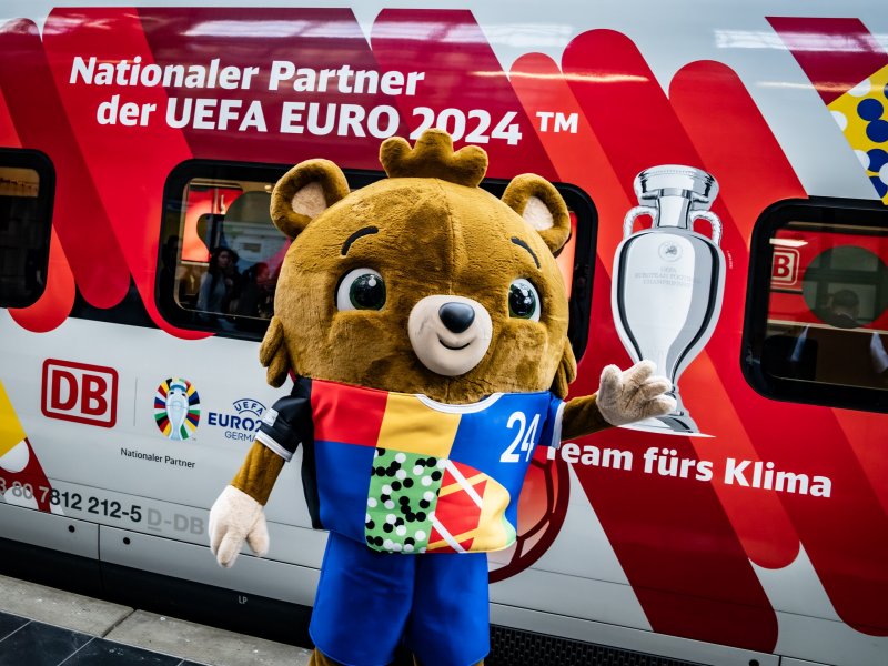 De Deutsche Bahn gaat door het stof vanwege uitval, vertraging en overvolle treinen tijdens het EK voetbal. (Foto: Deutsche Bahn AG / Tobias Holzer)