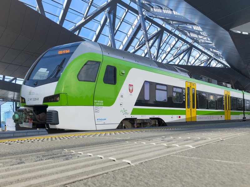 De nieuwe Flirt-treinen van het Poolse vervoersbedrijf Koleje Mazowieckie. (Foto: Stadler)