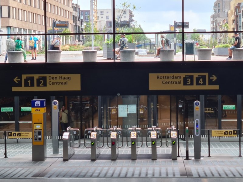 De fietsenstalling van station Delft gaat op de schop. (Foto: Treinenweb.nl)