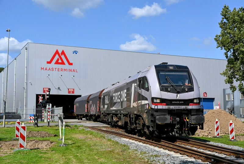 De 303 van Rail Force One die een lading wagens ophaalt in de Maasterminal. (Rechten: Kevin Trumpie)