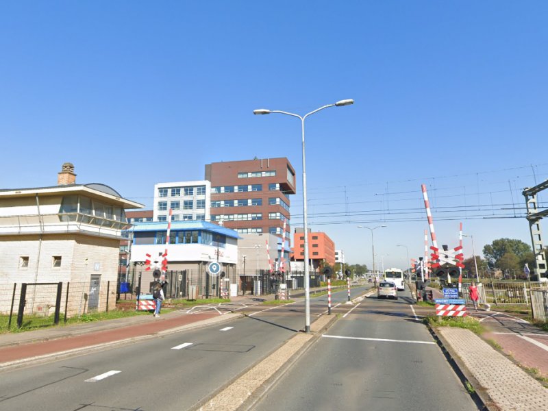 De spoorwegovergang aan de Helderseweg bij Alkmaar zal mogelijk in de toekomst een onderdoorgang worden. (Foto: Google Maps)