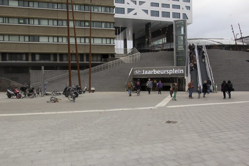 Een oude foto van de fietsenstalling aan de Jaarbeurszijde. (Foto: CROW Fietsberaad)
