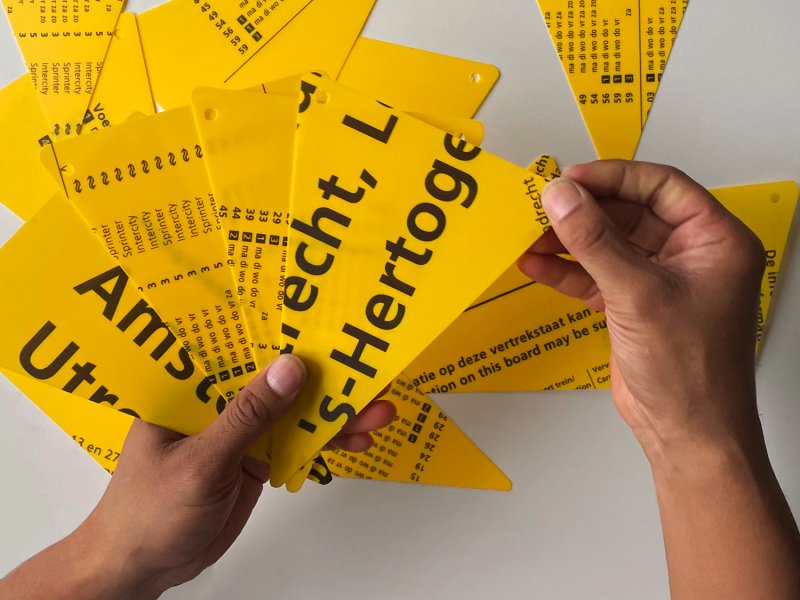 Van oude vertrekstaten is een vlaggenlijn gemaakt. (Foto: NS)