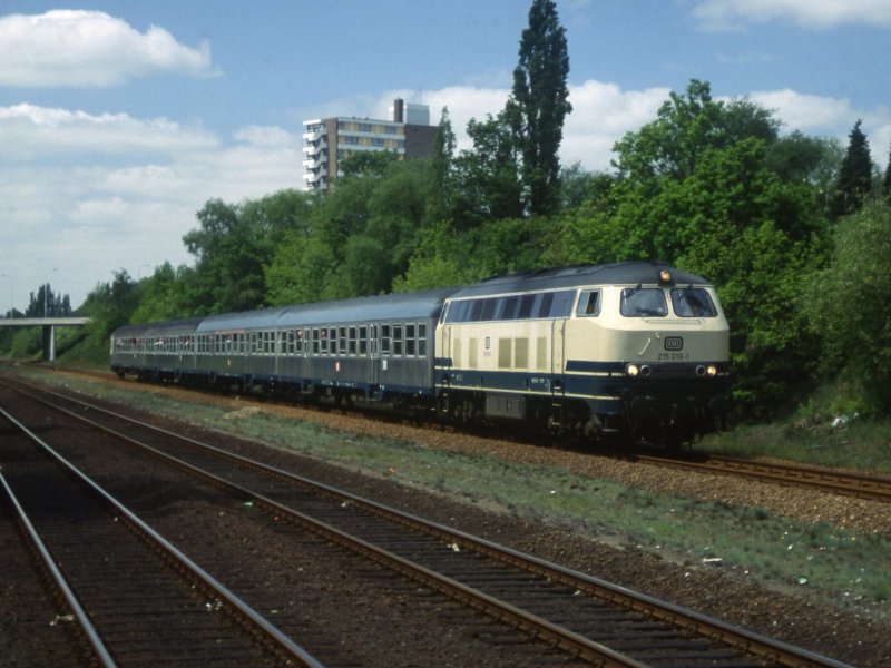 Een oude Duitse BR215 locomotief op een van laatste dagen toen de spoorlijn anno 1991 nog in gebruik was. (Foto: Smiley.Toerist)