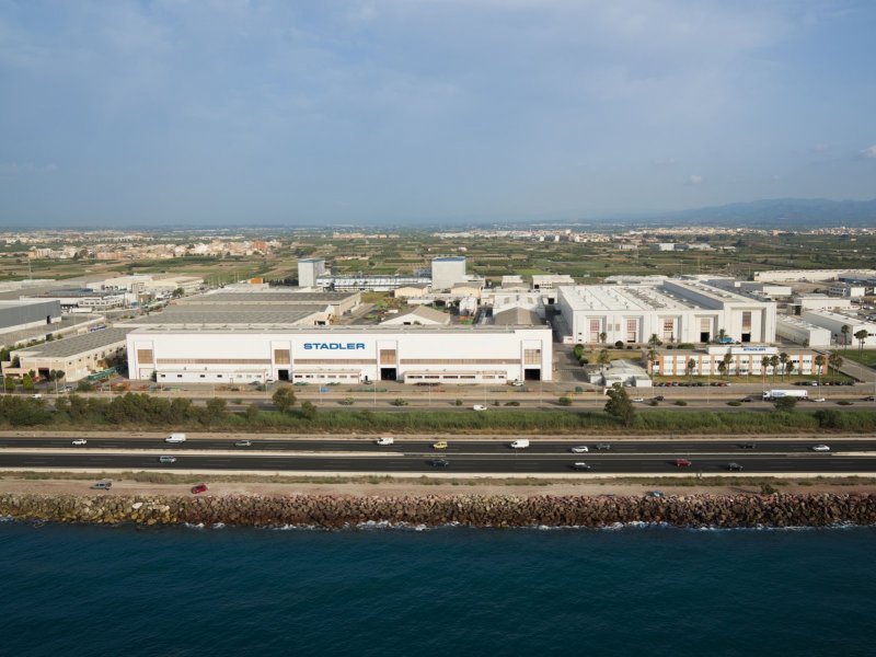 De fabriek van Stadler in Valencia die door de storm gespaard is gebleven, maar wel geraakt is door aanleveringsproblemen. (Foto: Stadler Rail)