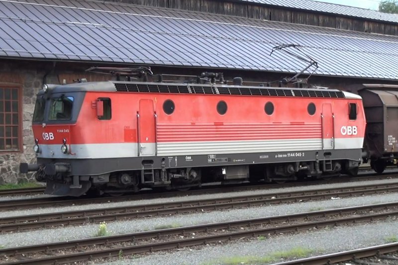 De 1144 045 zal ook na zijn modernisering in Scandivai� worden ingezet. Hier staat deze in 2012 te wachten op inzet op het station van Lienz. (Foto: Treinenweb.nl)
